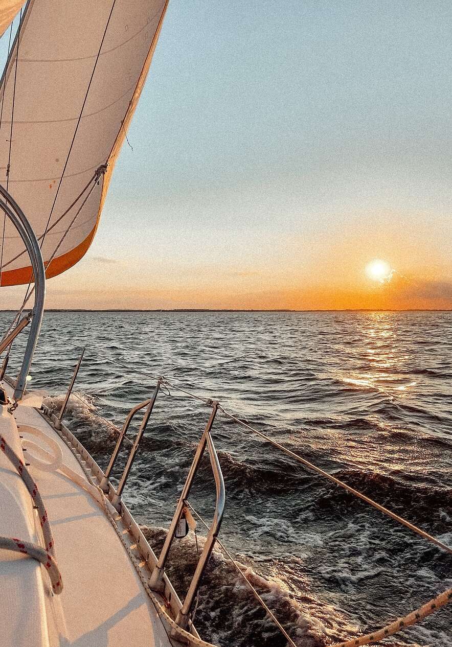 Aproveite para fazer um passeio de veleiro no oceano Atlântico, e depois relaxar no Pestana Fisherman Village