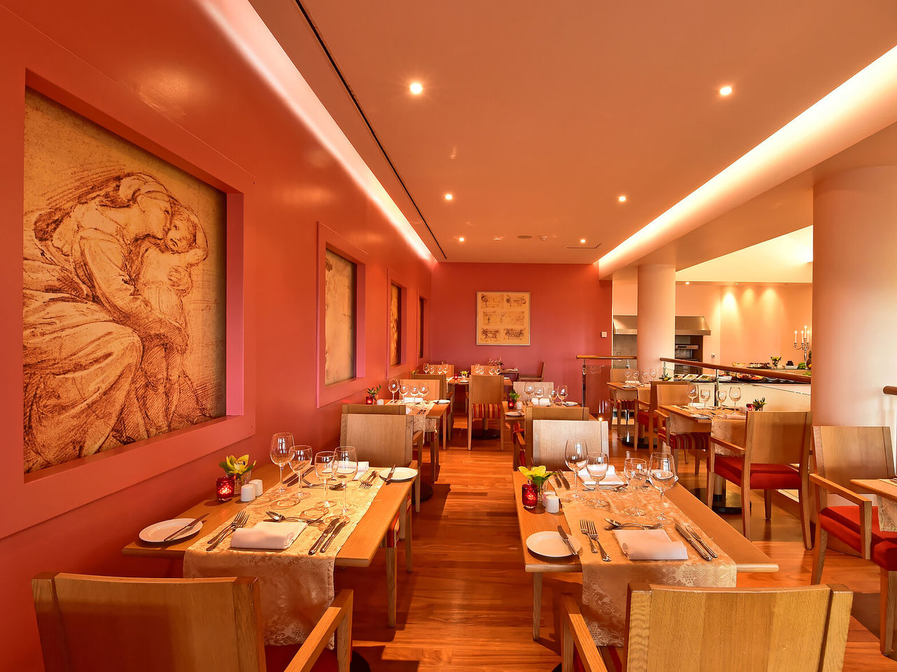 O restaurante Trattoria de La Fontana, do Hotel 5 Estrelas no Funchal, na Madeira, tem um espaço amplo com paredes vermelhas