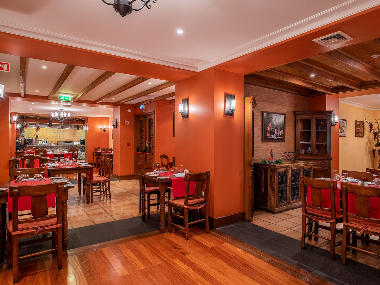 O restaurante Adega Madeirense, do Hotel 4 Estrelas no Centro do Funchal, tem decoração antiga e paredes laranja