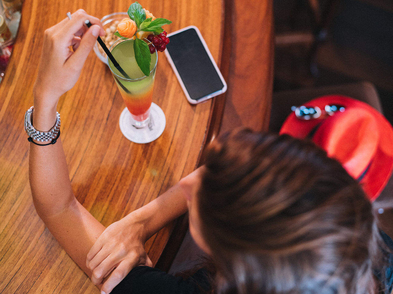 O Bar Vila Lido, do Hotel com Acesso ao Mar no Funchal, tem um cocktail colorido decorado com fruta e hortelã