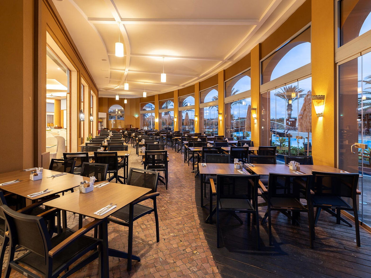 O restaurante Marés, do Resort de 5 Estrelas no Porto Santo tem um espaço exterior com mesas quadradas e cadeiras