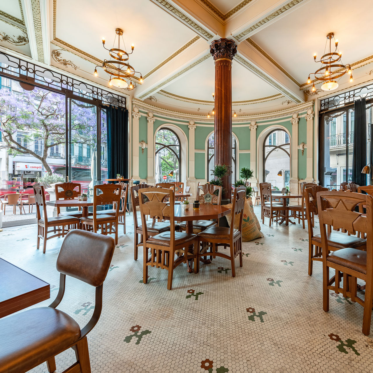 Interior do Café A Brasileira, no centro do Porto, decorado com cristais, mármores e mobiliário de couro gravado