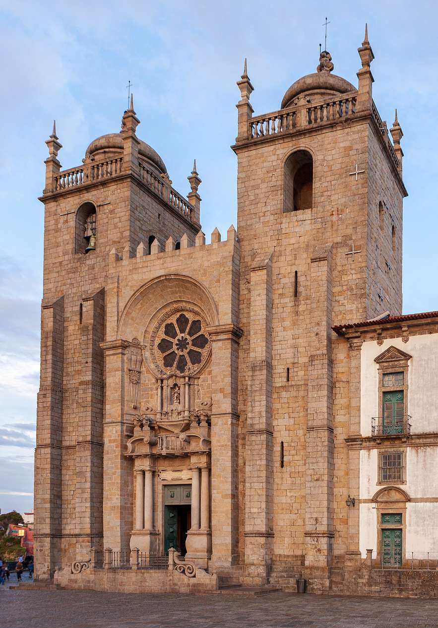 Fique no Pestana Vintage Porto e visite a icónica Sé do Porto, com as suas torres em pedra e vitral no centro