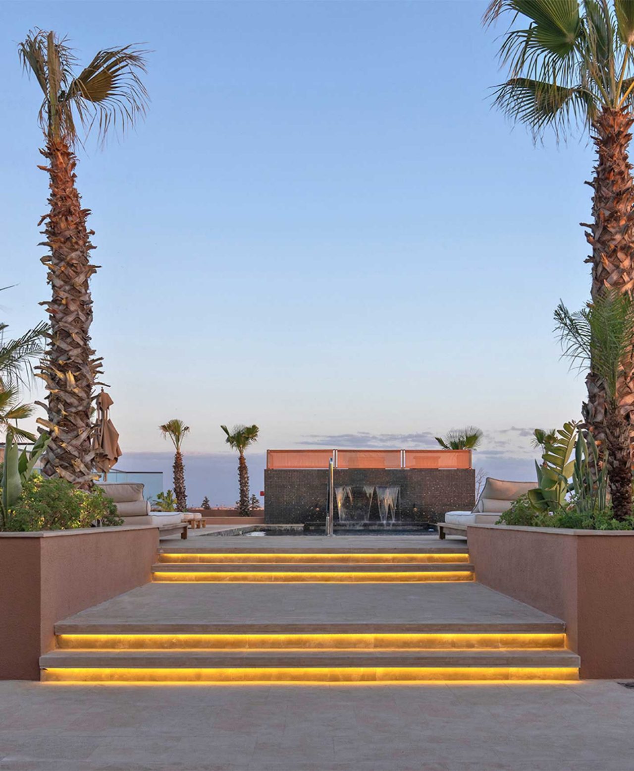 Piscina exterior no rooftop do Pestana CR7 Marrakech, um hotel em Marrocos da marca Pestana CR7 Lifestyle Hotels