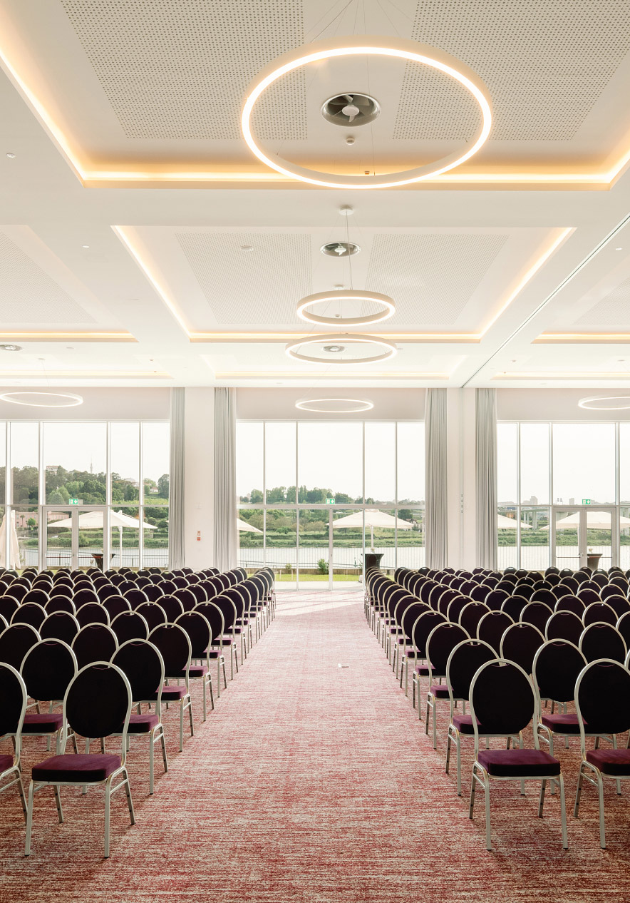 No Pestana Hotel Group, temos várias opções de salas para reuniões e eventos, com decoração elegante e vista magnífica