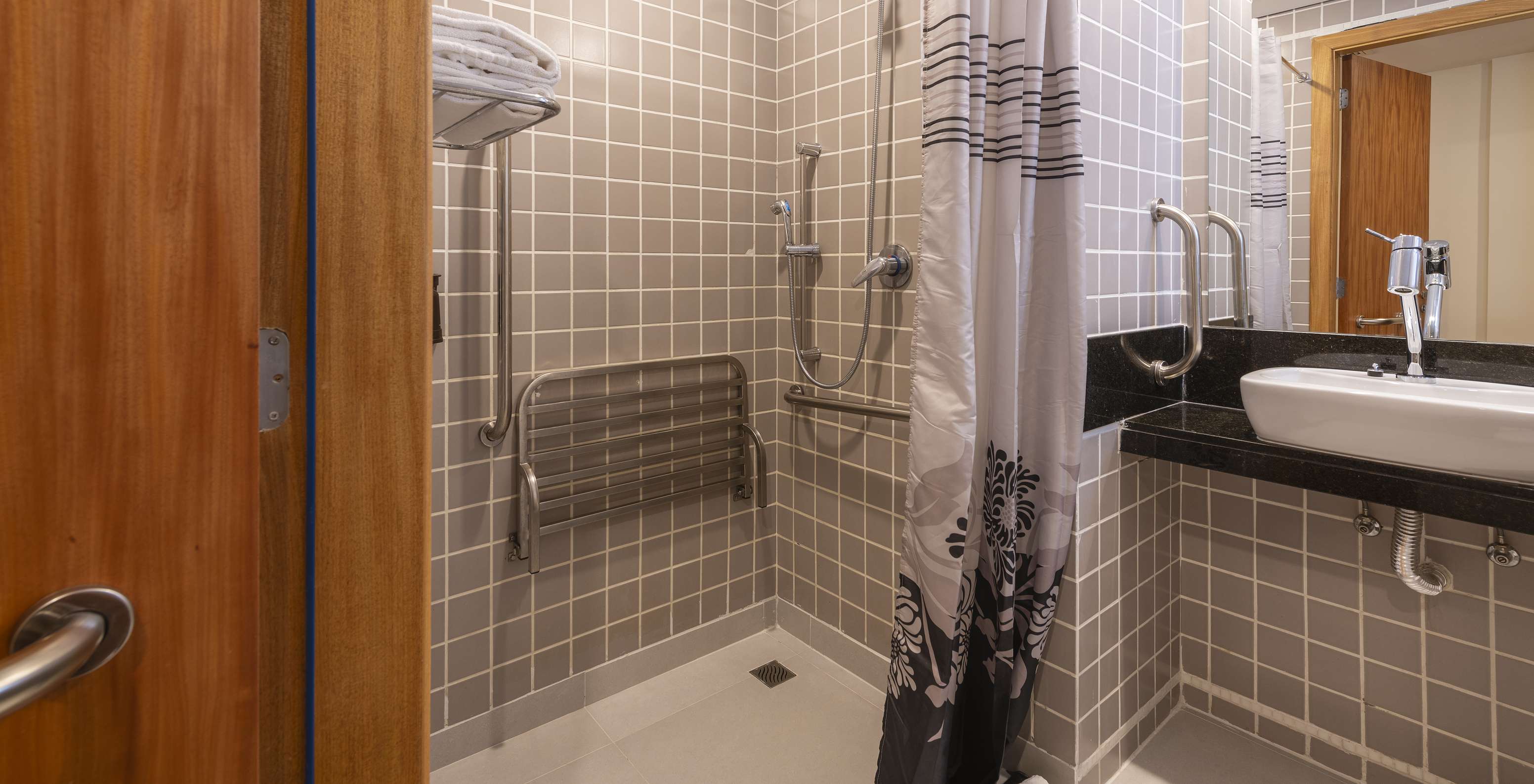 The Superior Disable at Pestana Curitiba has a bathroom with a shower adapted for people with mobility issues