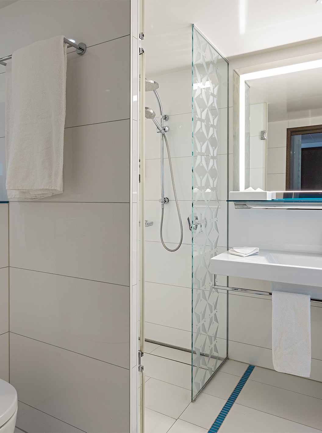 Premium Room with Balcony and View at Pestana Berlin Tiergarten has a bathroom with shower, sink and mirror
