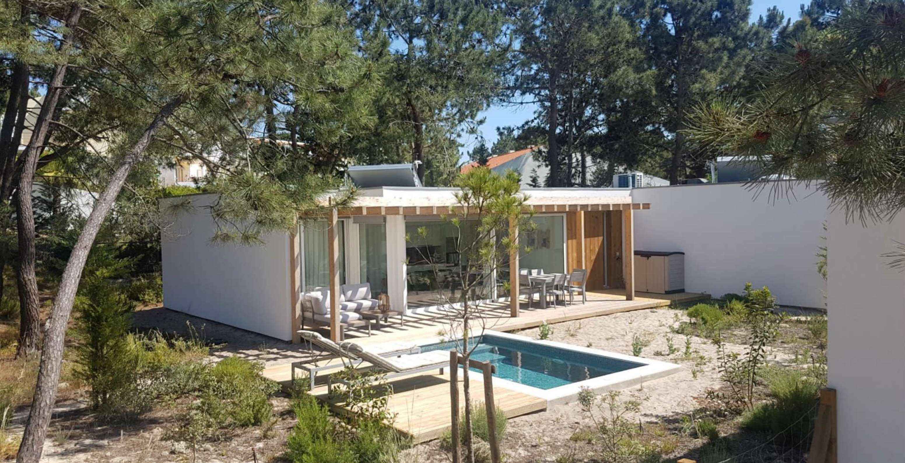 The Green T3 Villa with Private Pool of Pestana Tróia Eco Resort has a private pool with sun loungers beside