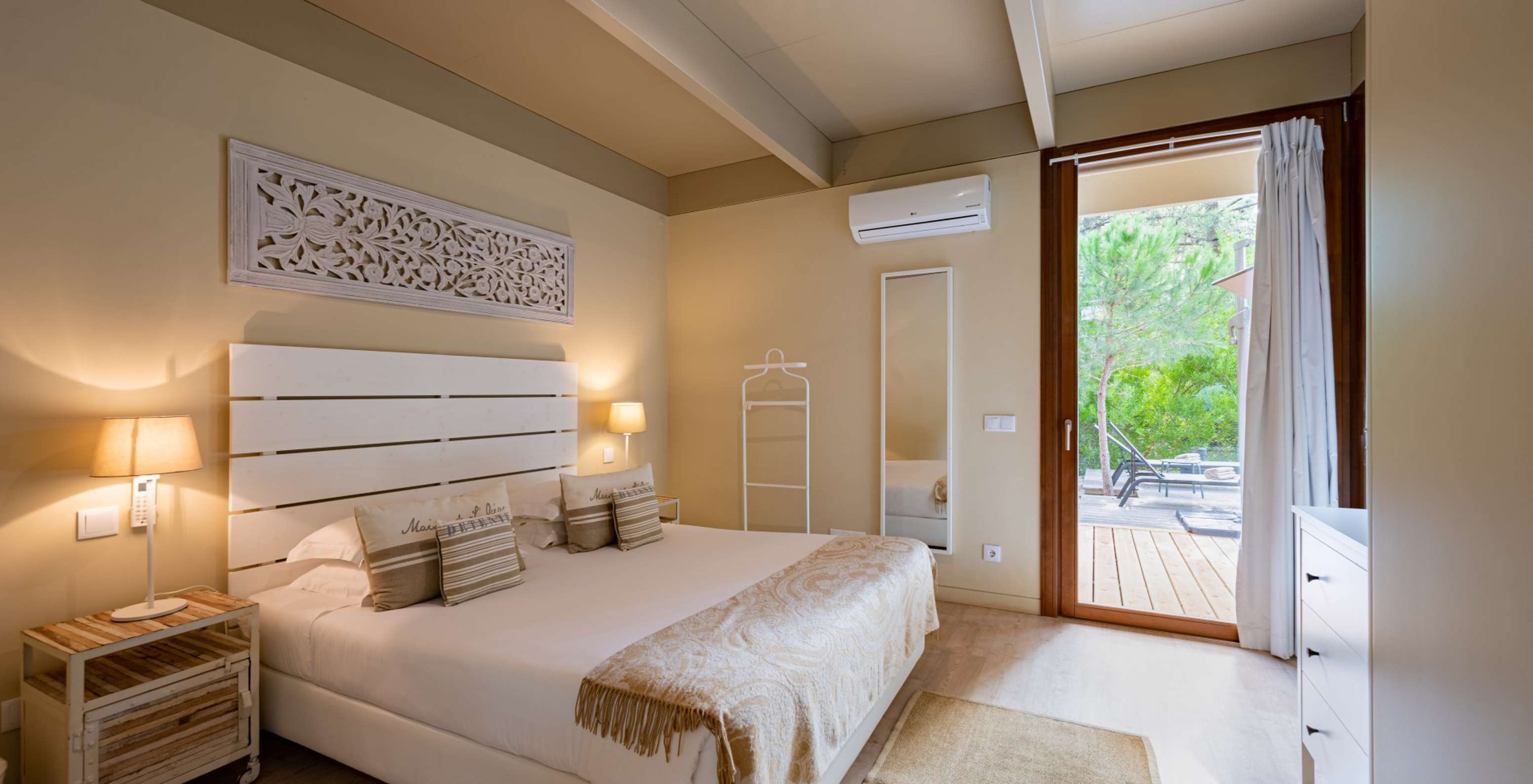 The Sand Villas with Private Pool of Pestana Tróia Eco Resort have a double bed with a bedspread and a mirror on the wall