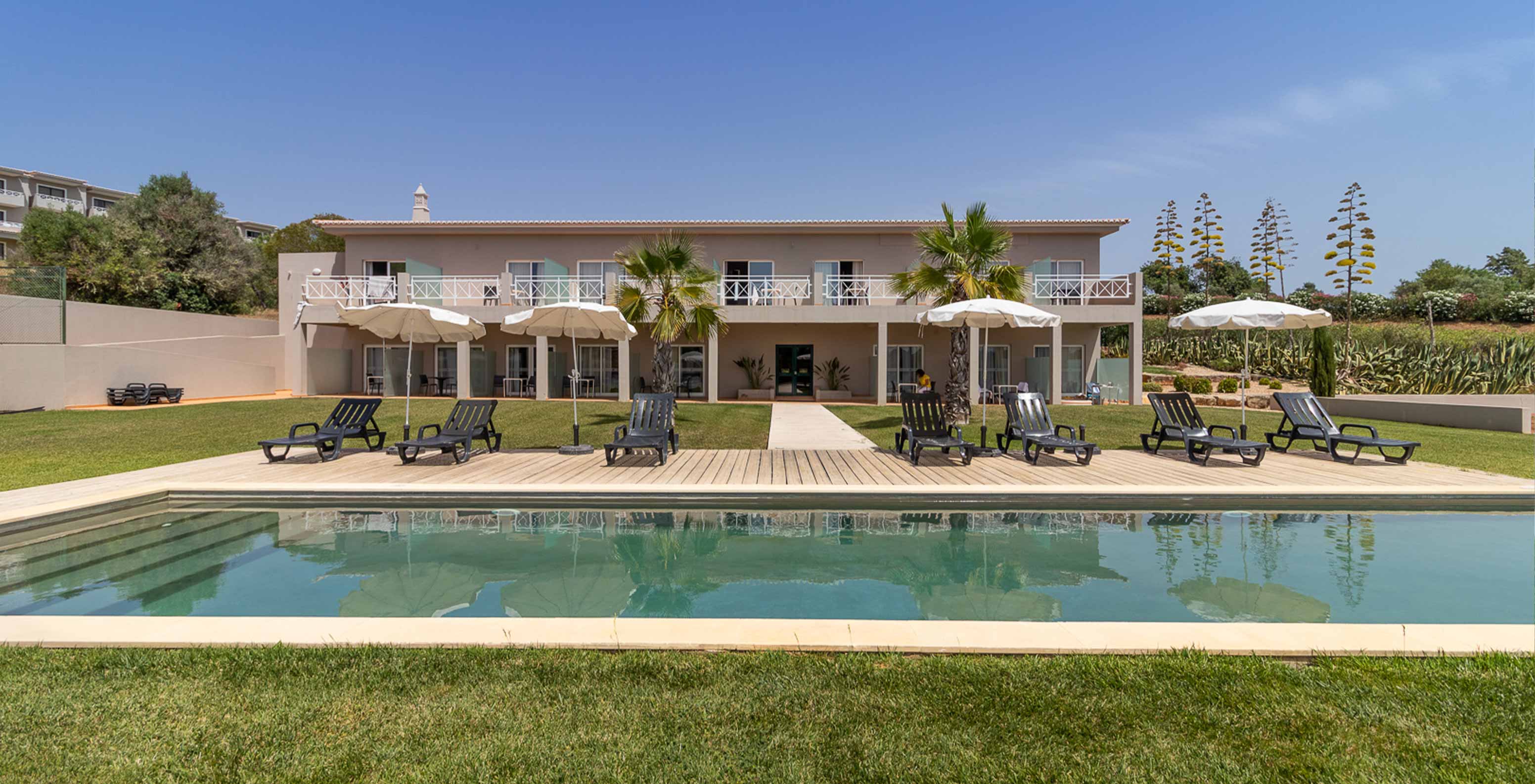 Classic Room at Pestana Gramacho Residences with pool access, sunbeds and umbrellas in a well-kept garden