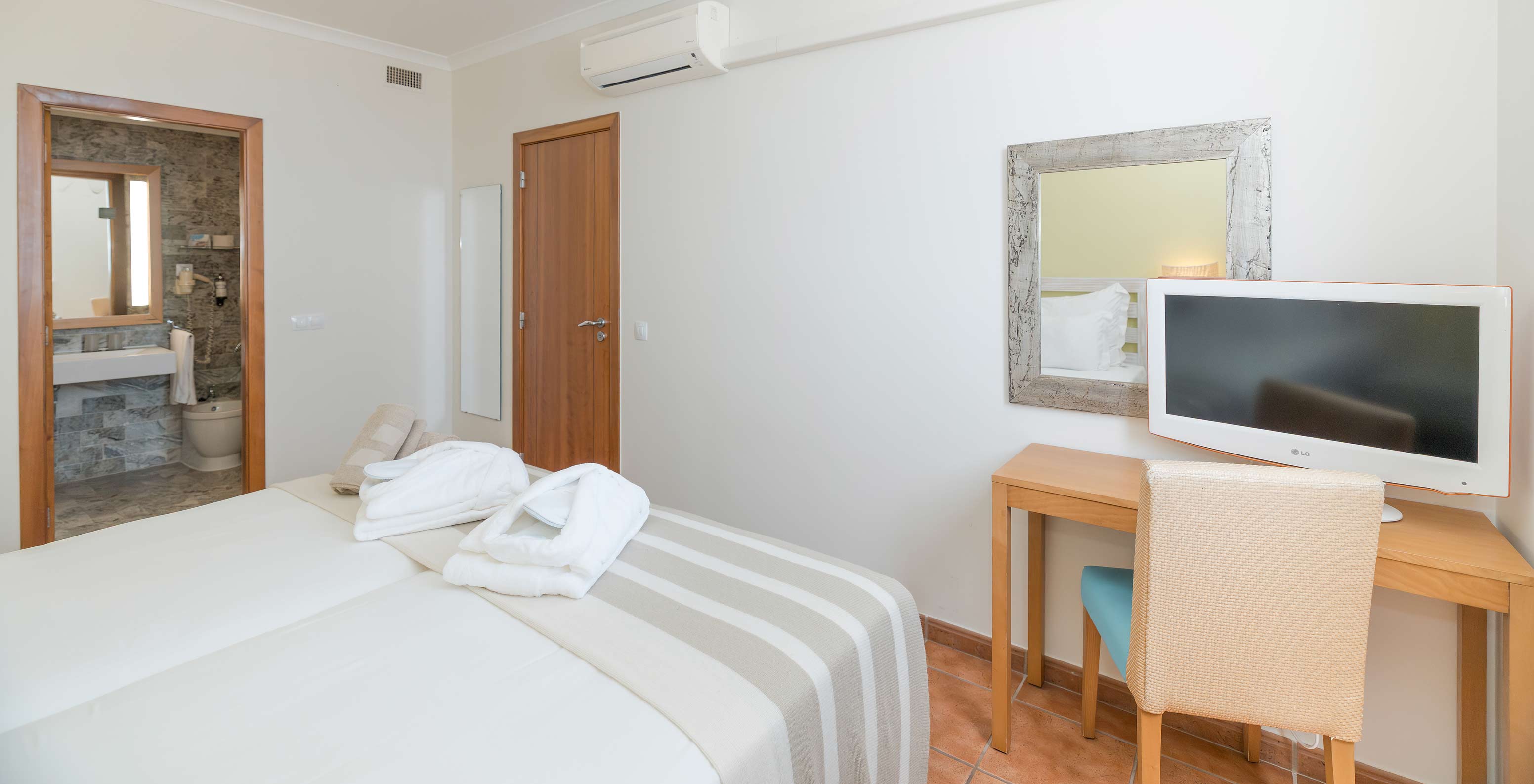 The Superior Sea View Suite at Pestana Viking has a room with two beds, desk, air conditioning and bathroom