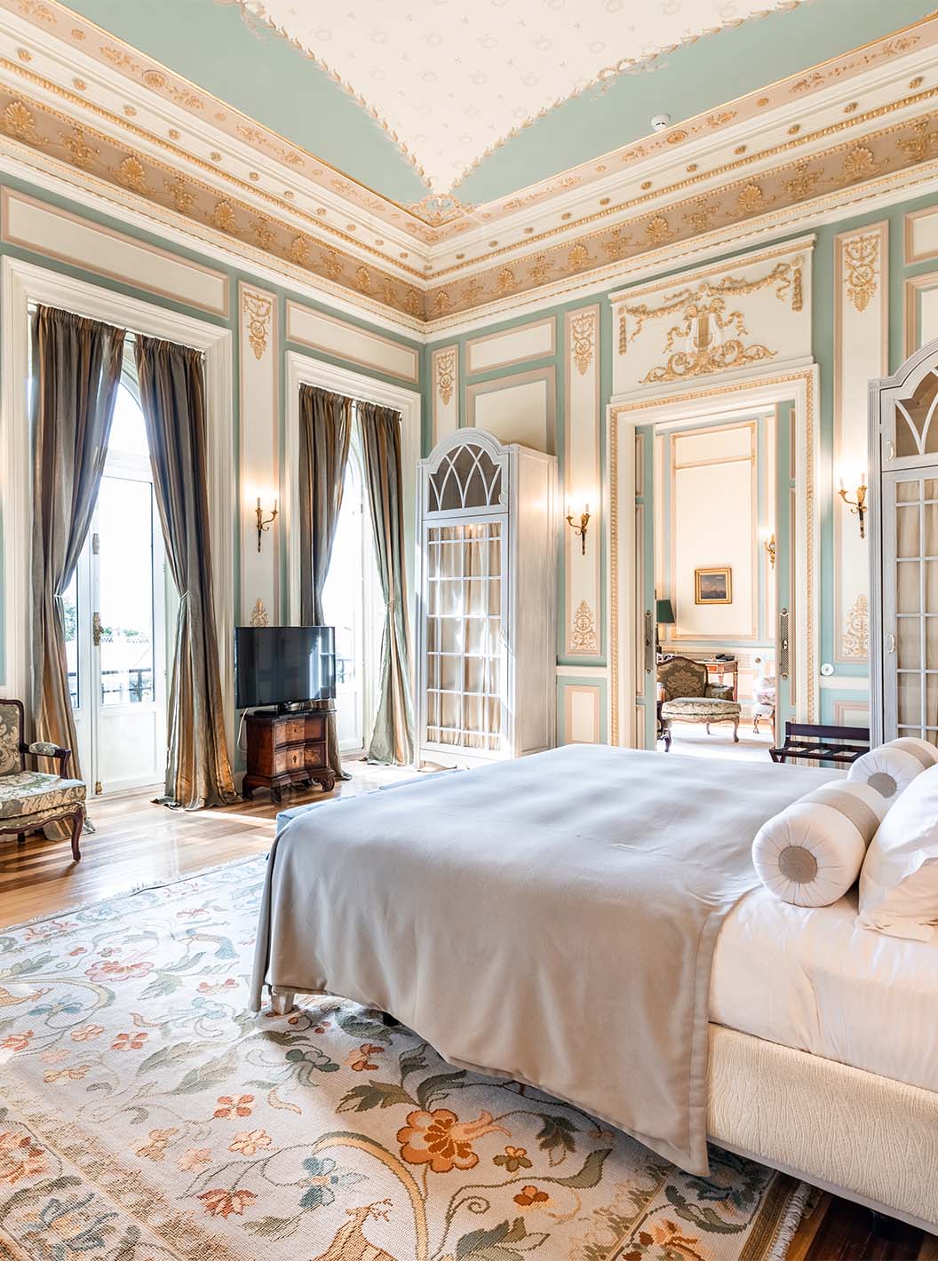 The Suite D. Manuel/D. Luís Filipe do Pestana Palace Lisboa has a large room with three windows overlooking the garden