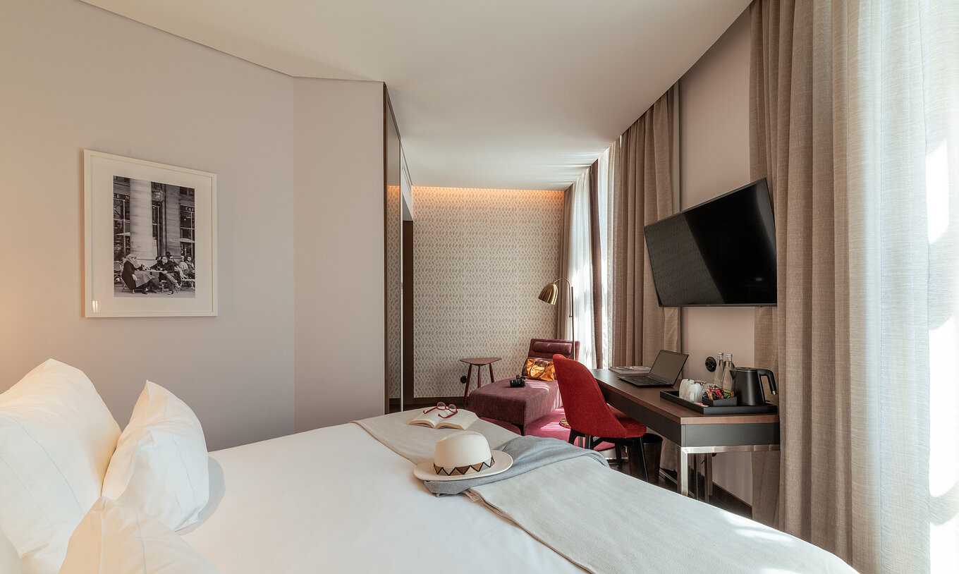The Deluxe do Pestana Porto - A Brasileira has a double bed, a desk with TV and a chaise longue sofa
