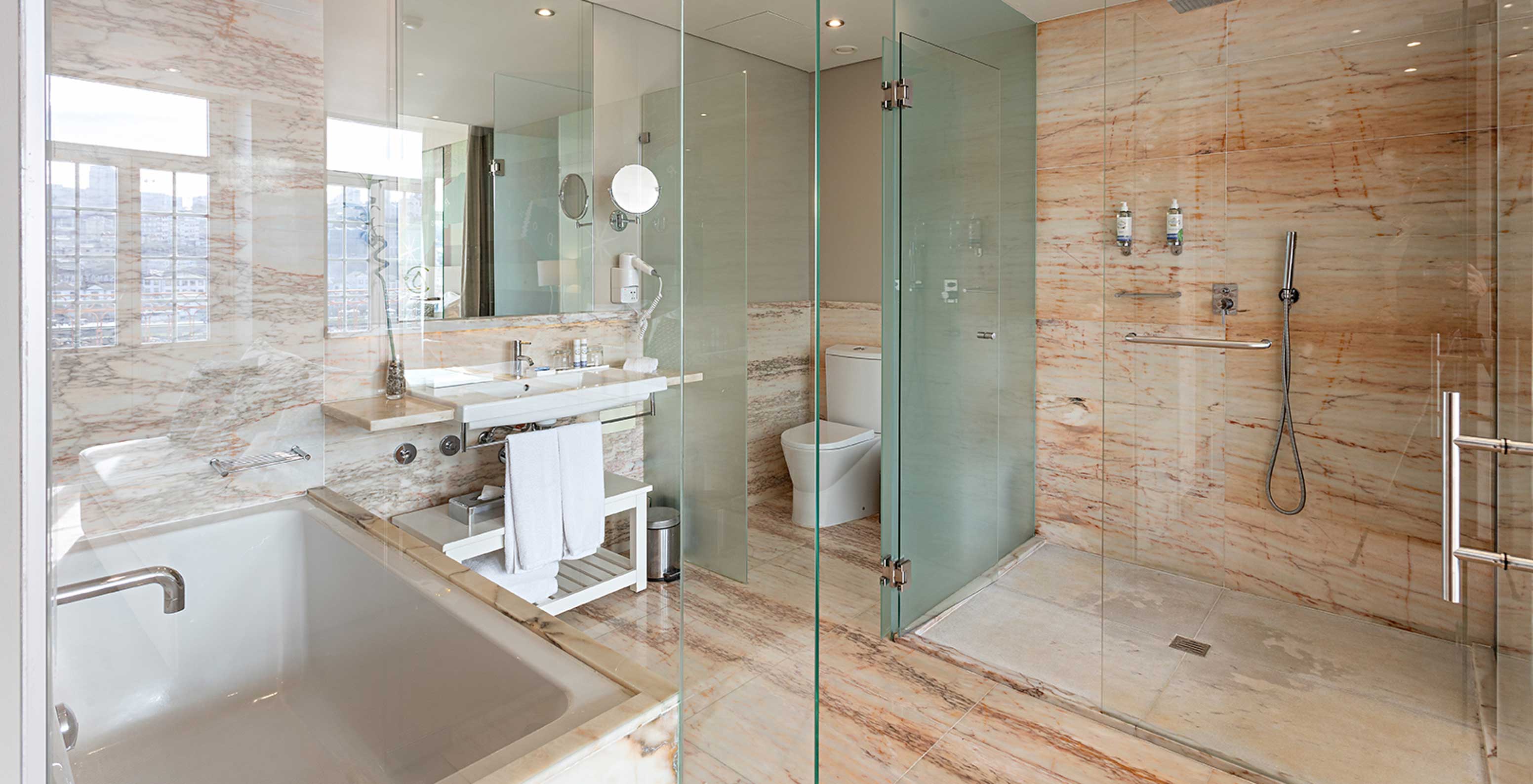 The Vintage Grand View Balcony at Pestana Vintage Porto has a bathroom with a shower, a bathtub and a sink