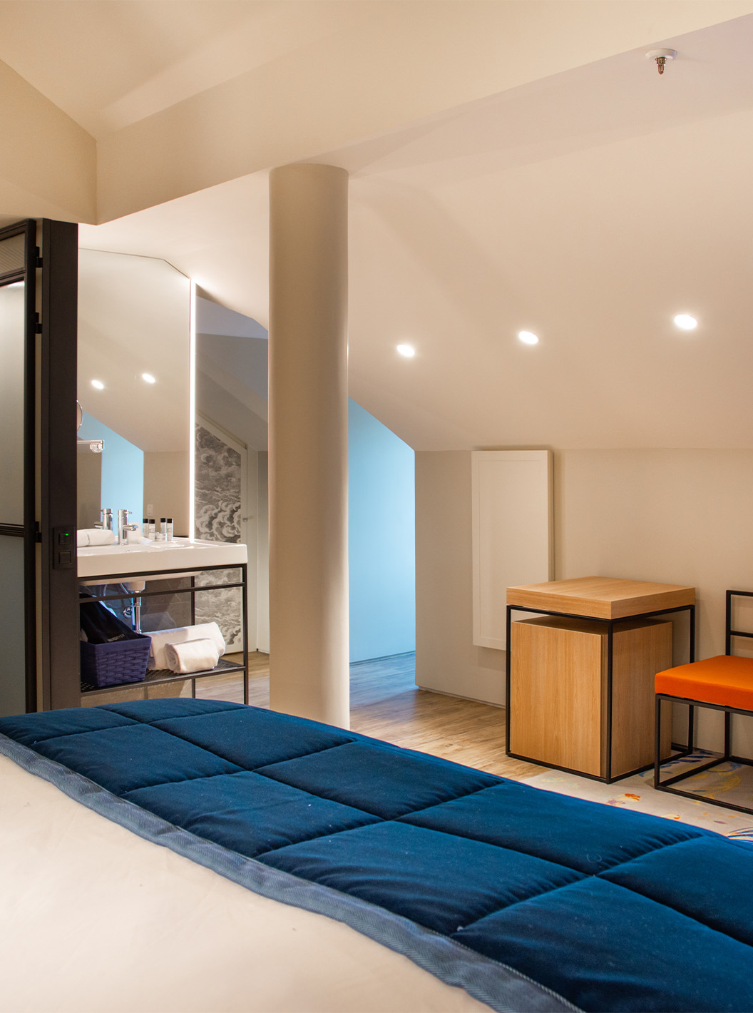 The Loft at Pestana Plaza Mayor Madrid has a double bed, a sink inside the room and a side table