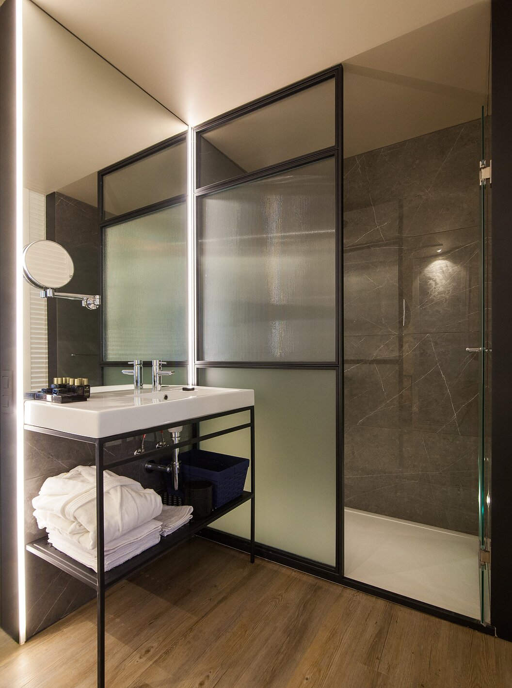 The Superior room at Pestana Plaza Mayor Madrid has a bathroom with a walk-in shower, a magnifying mirror and amenities