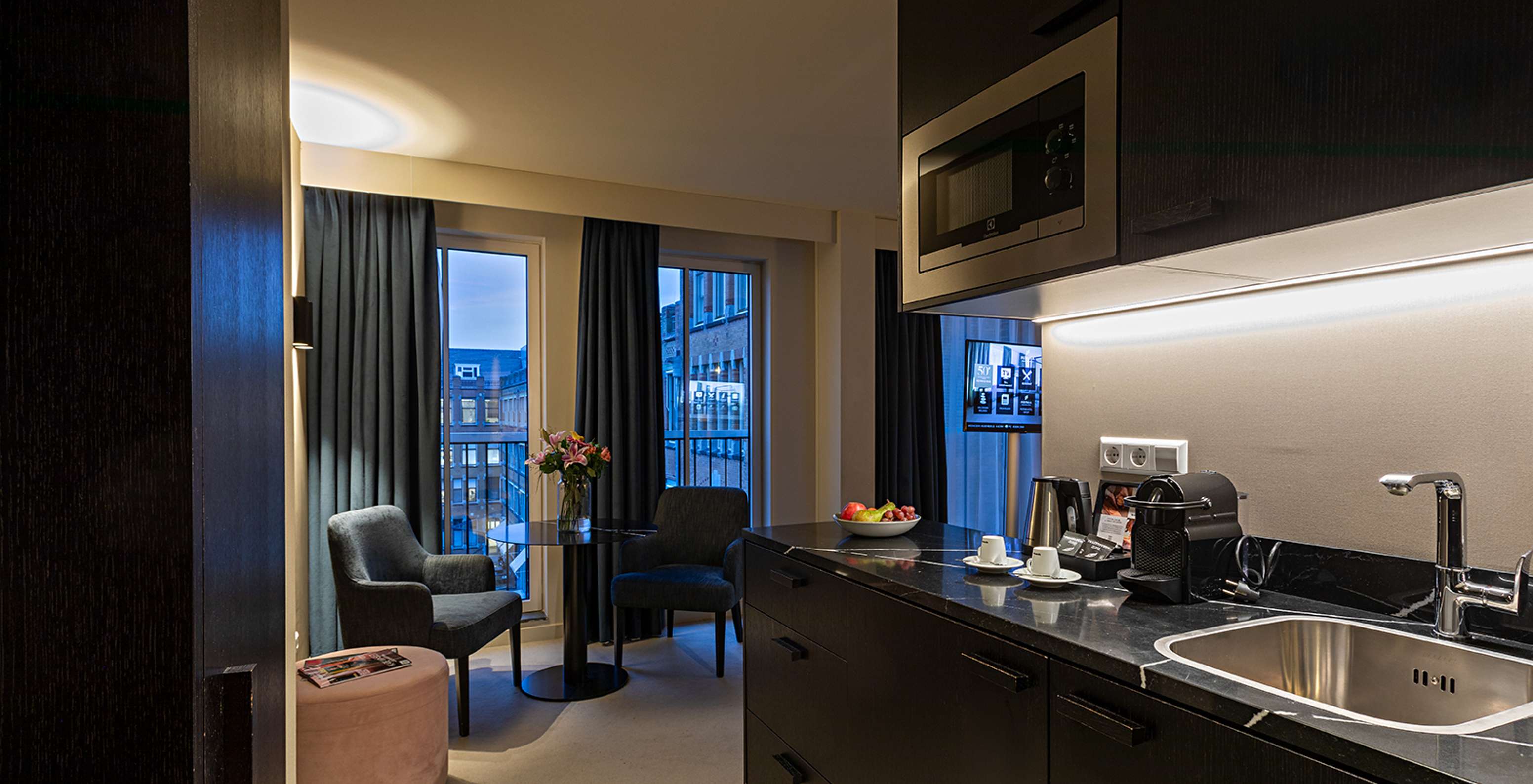 Comfort Studio room at Pestana Amsterdam Riverside has a kitchenette, with sink, microwave and coffee maker