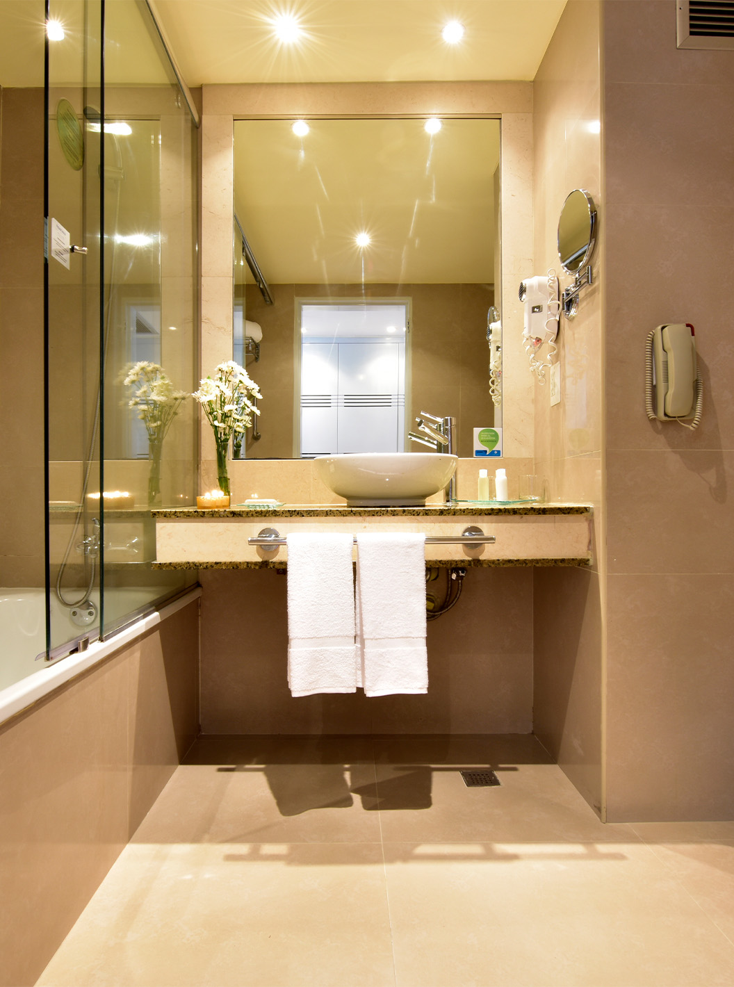 The Twin Junior Suite at Pestana Caracas has a bathroom with a bathtub, sink, mirror, hairdryer, and toilet
