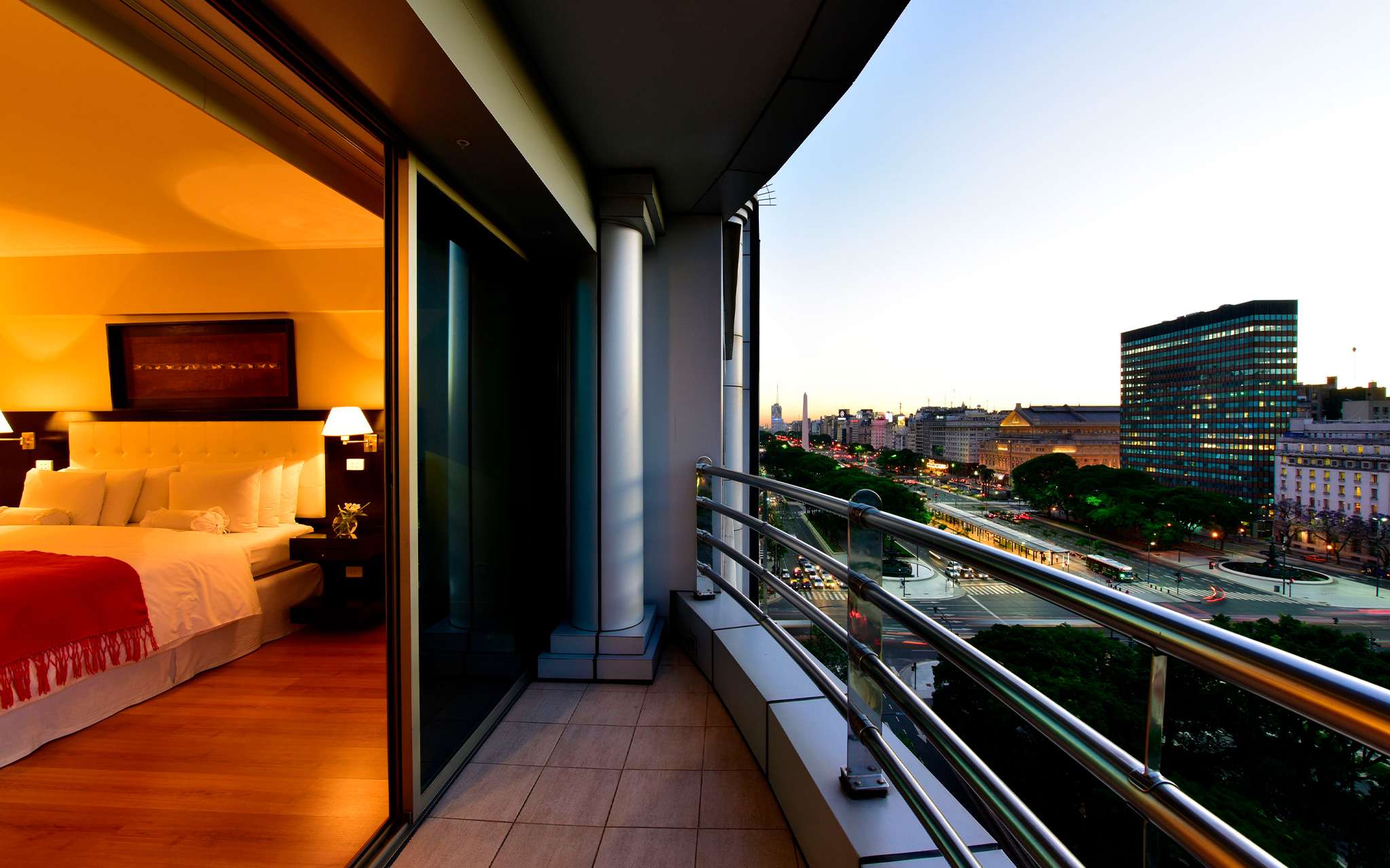 Vista panorámica desde la terraza de una habitación de Pestana Buenos Aires, con el centro de la ciudad a la derecha