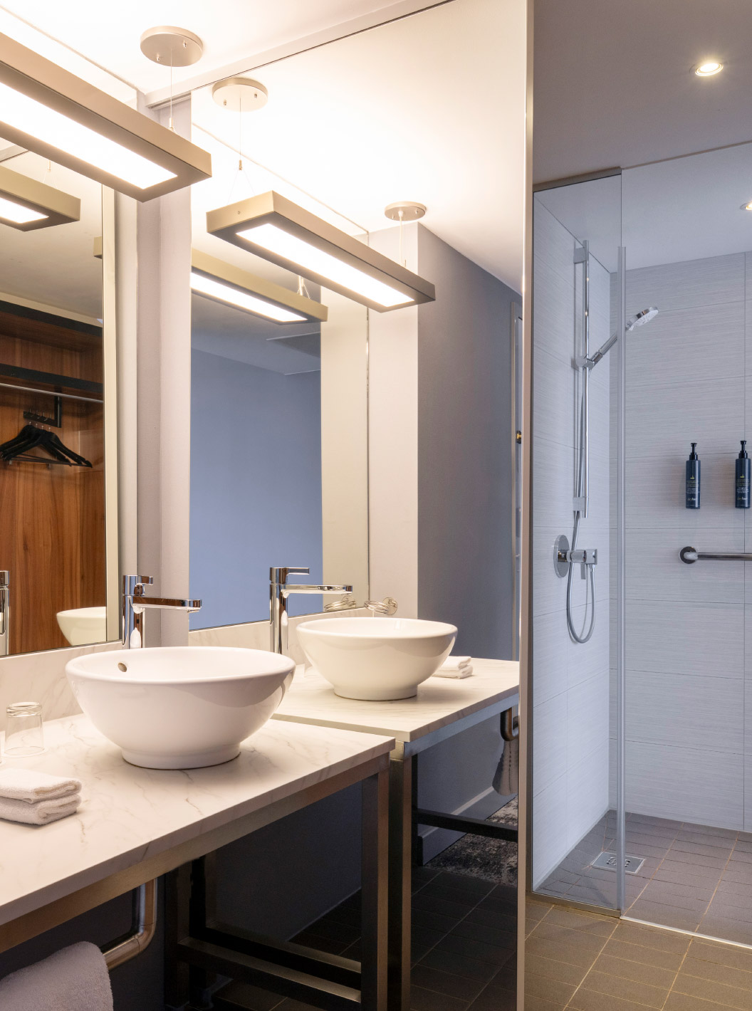 El Standard King del Pestana Brussels Schuman tiene un baño con un lavabo, un espejo grande y una ducha