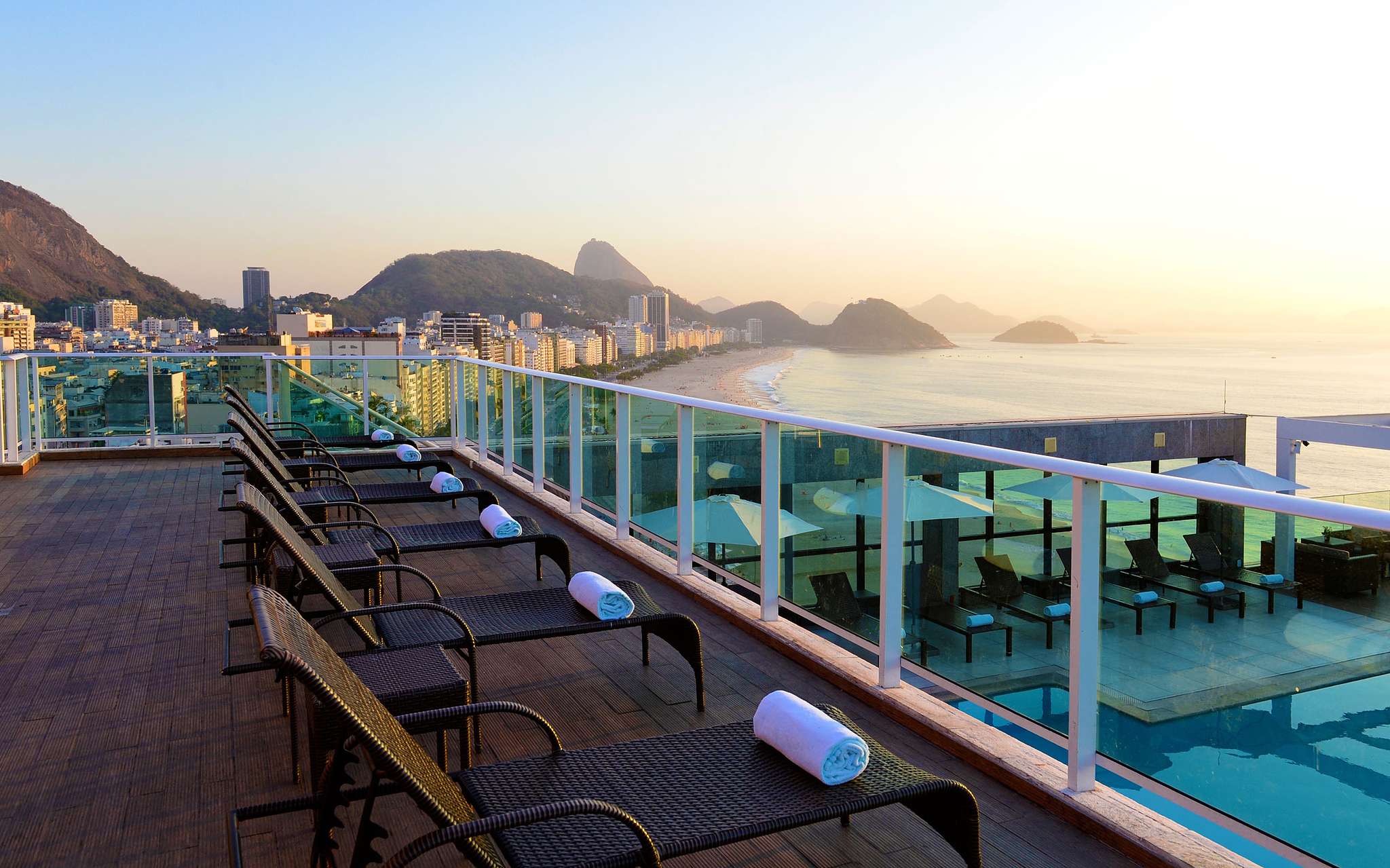 Azotea del hotel de 4 estrellas en Río de Janeiro, con tumbonas y vista a la playa de Copacabana