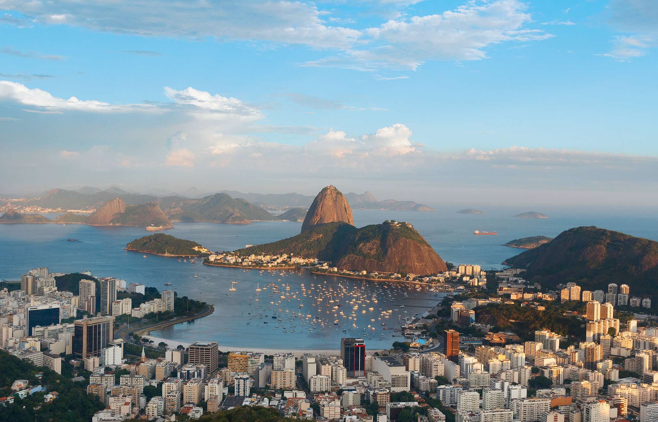 Mirador Dona Marta, con la Bahía de Guanabara, el Cristo Redentor y el Pan de Azúcar al fondo.