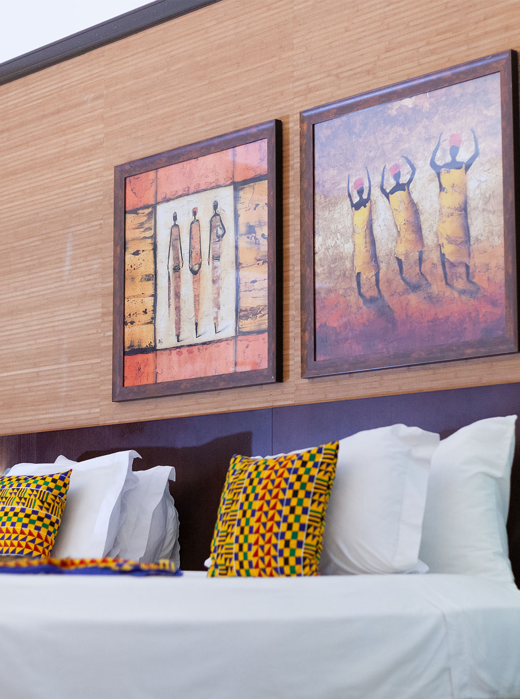 La Habitación Premium del Pestana Tropico cuenta con dos cuadros de arte por encima de la cama y una mesa de cabeceira