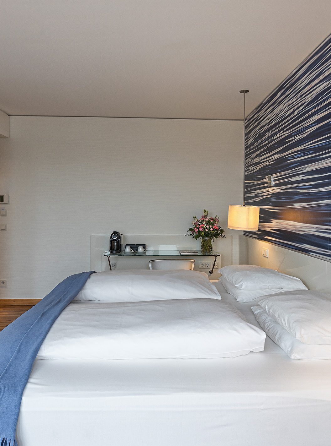 El Cuarto Premium con Balcón del Pestana Berlin Tiergarten tiene cama doble, televisión y escritorio