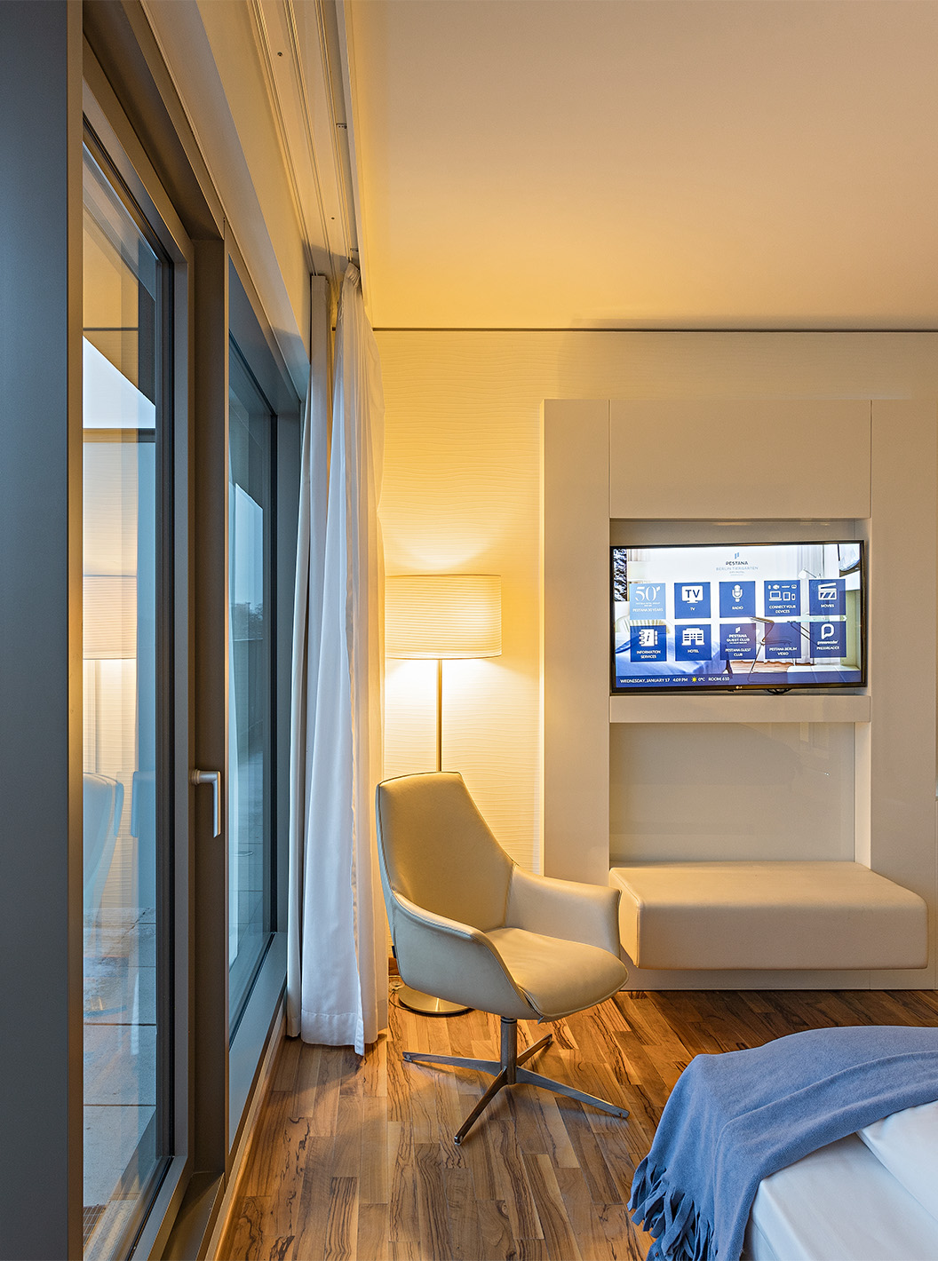 El Cuarto Premium con Balcón y Vista del Pestana Berlin Tiergarten tiene televisión, balcón con vista y un sillón