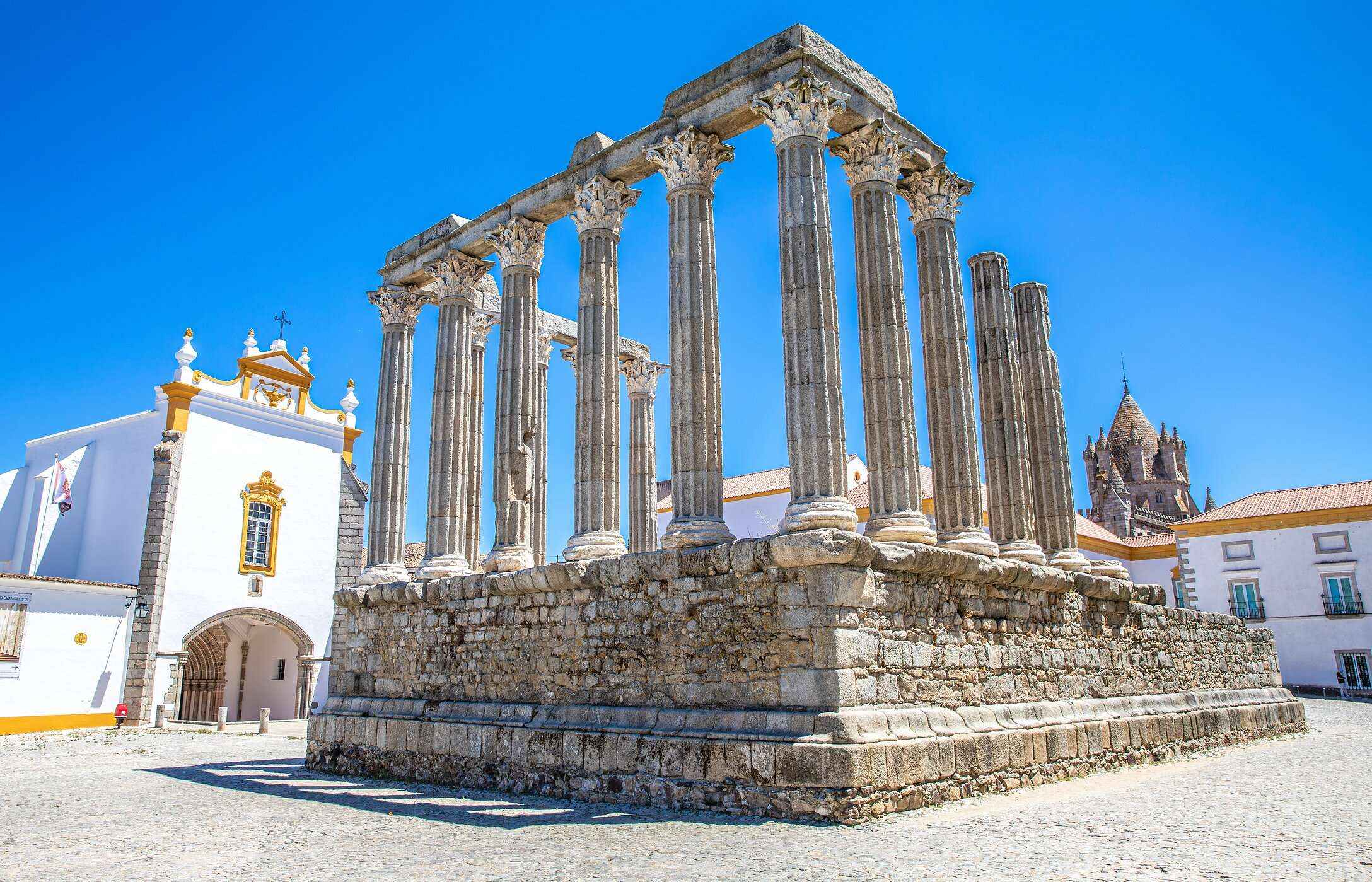 Ruinas del templo romano de Évora, en Alentejo, un hito histórico de la ciudad, con columnas y paredes de piedra
