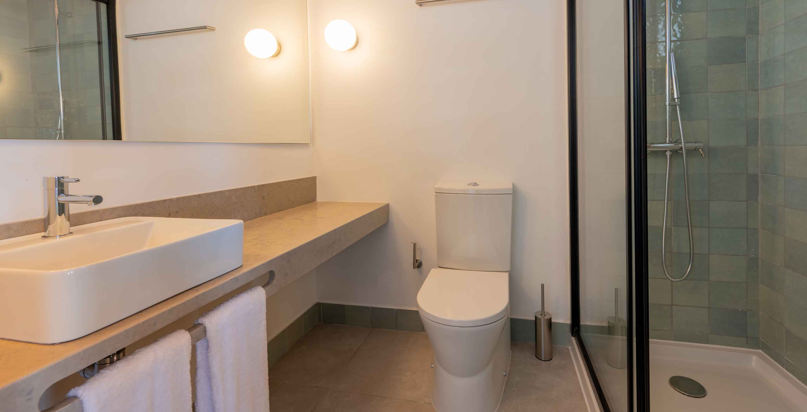 La Standard Villa T2 de Pestana Comporta Village Residences tiene un baño con lavabo, inodoro y ducha
