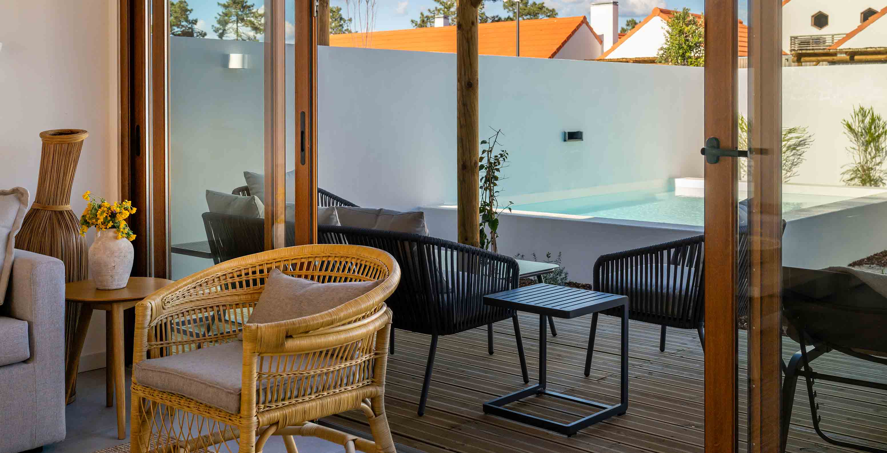La Superior Villa de Pestana Comporta Village Residences tiene una terraza con piscina, sillas y mesa al aire libre