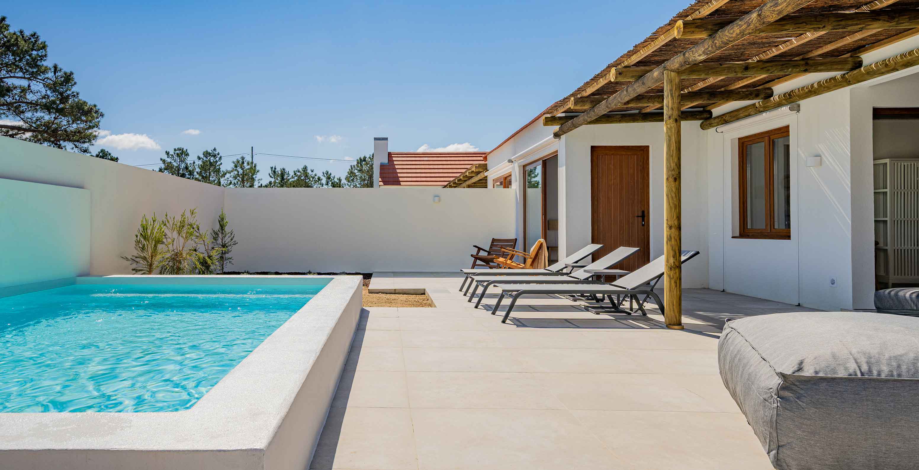 La Premium Green Villa de Pestana Comporta Village Residences tiene una piscina, tumbonas y una pérgola al aire libre
