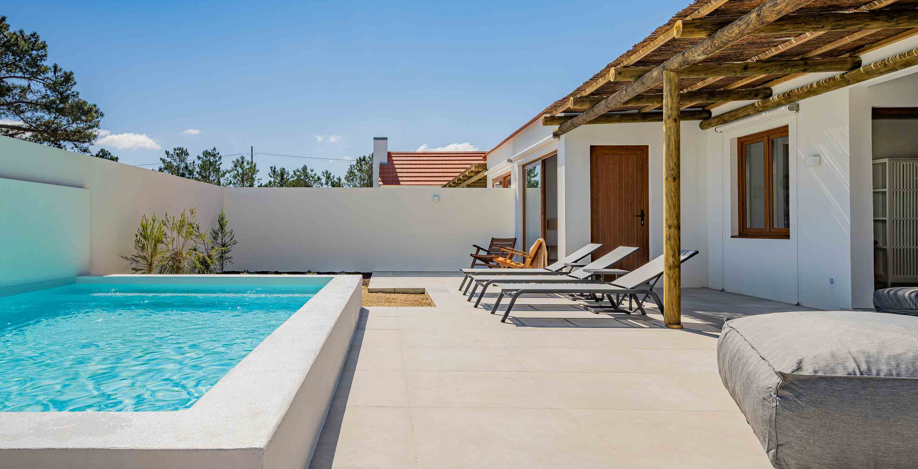 La Premium Villa de Pestana Comporta Village Residences tiene una piscina, tumbonas y una pérgola al aire libre