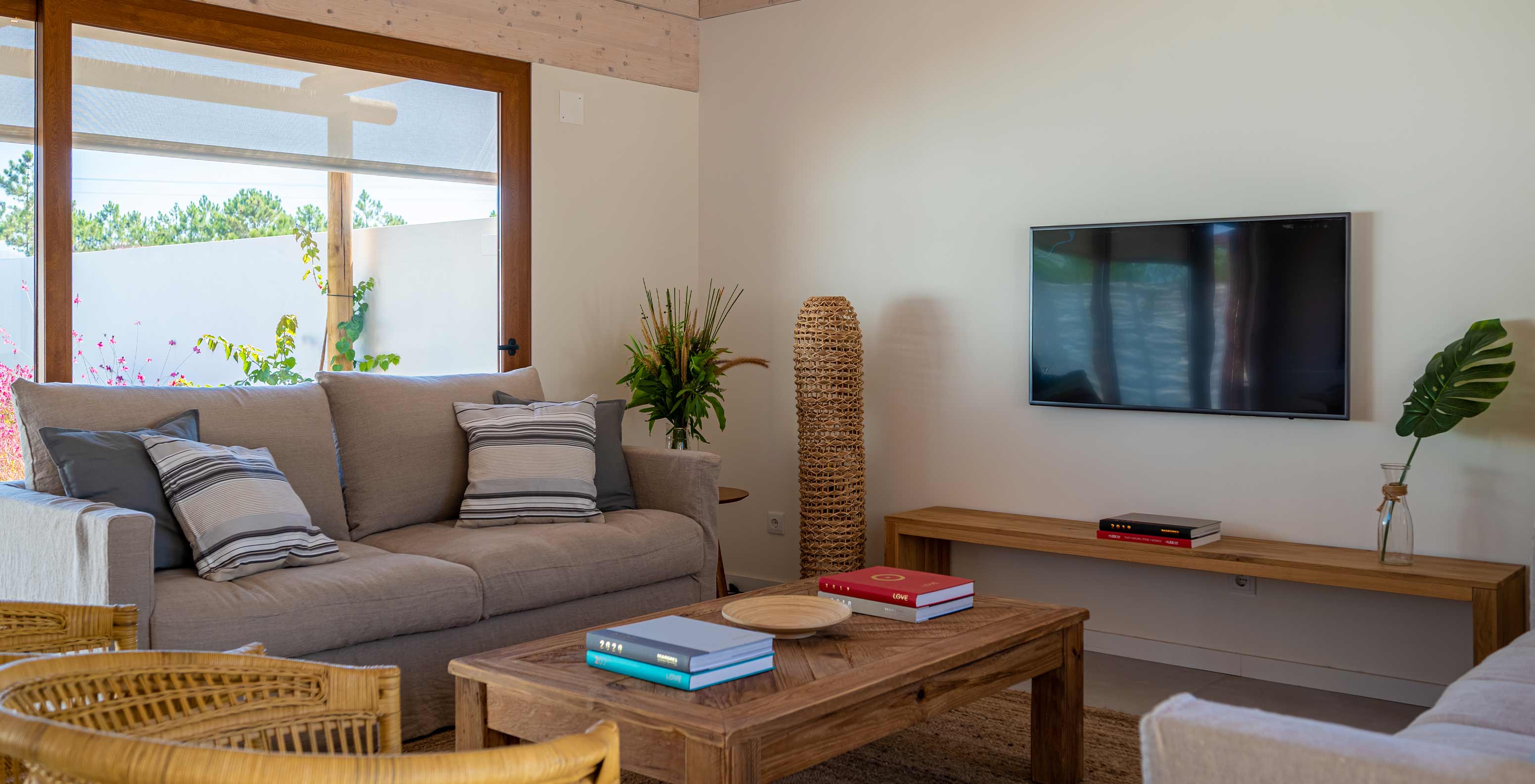 La Standard Villa T1 de Pestana Comporta Village Residences tiene una sala de estar con sofá y TV en la pared