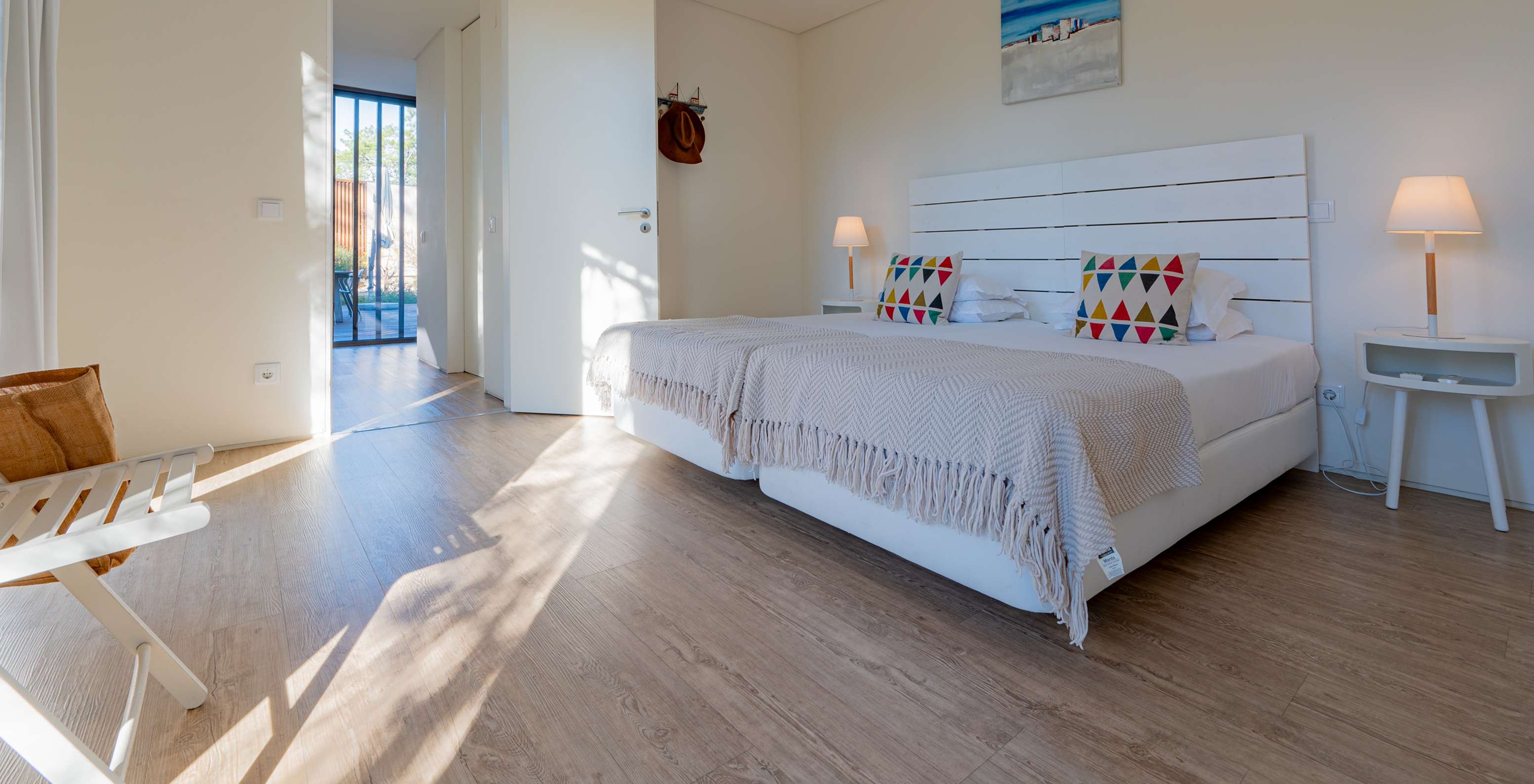 Las Deluxe 4 Bedroom Villas con Piscina Privada del Pestana Tróia Eco Resort tienen una cama y acceso a la terraza