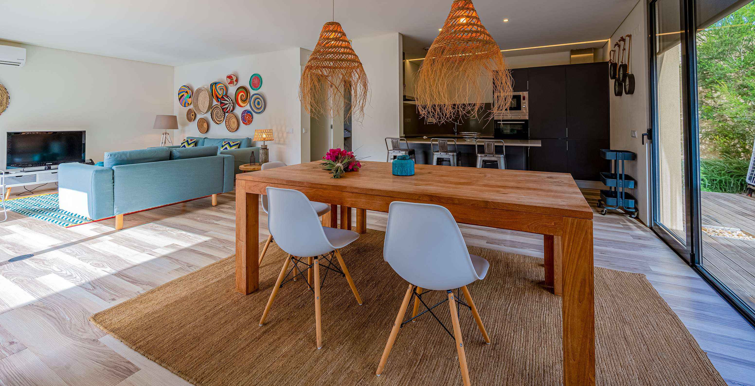 Las Pine Villas del Pestana Tróia Eco Resort tienen una sala con una mesa de madera, lámparas y una cocina