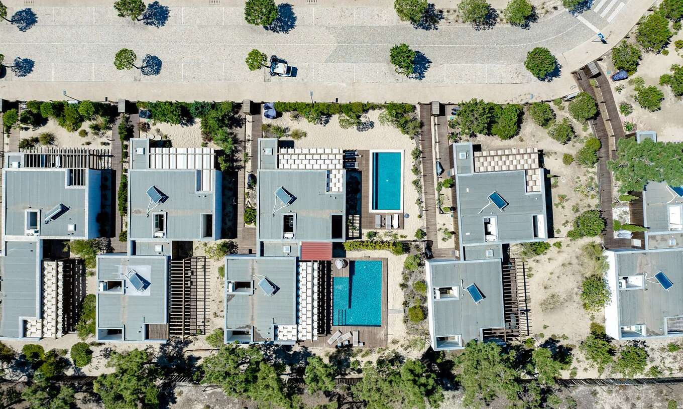La Green Villa con Piscina Privada del Pestana Tróia Eco Resort tiene varias villas alrededor, también con piscina privada