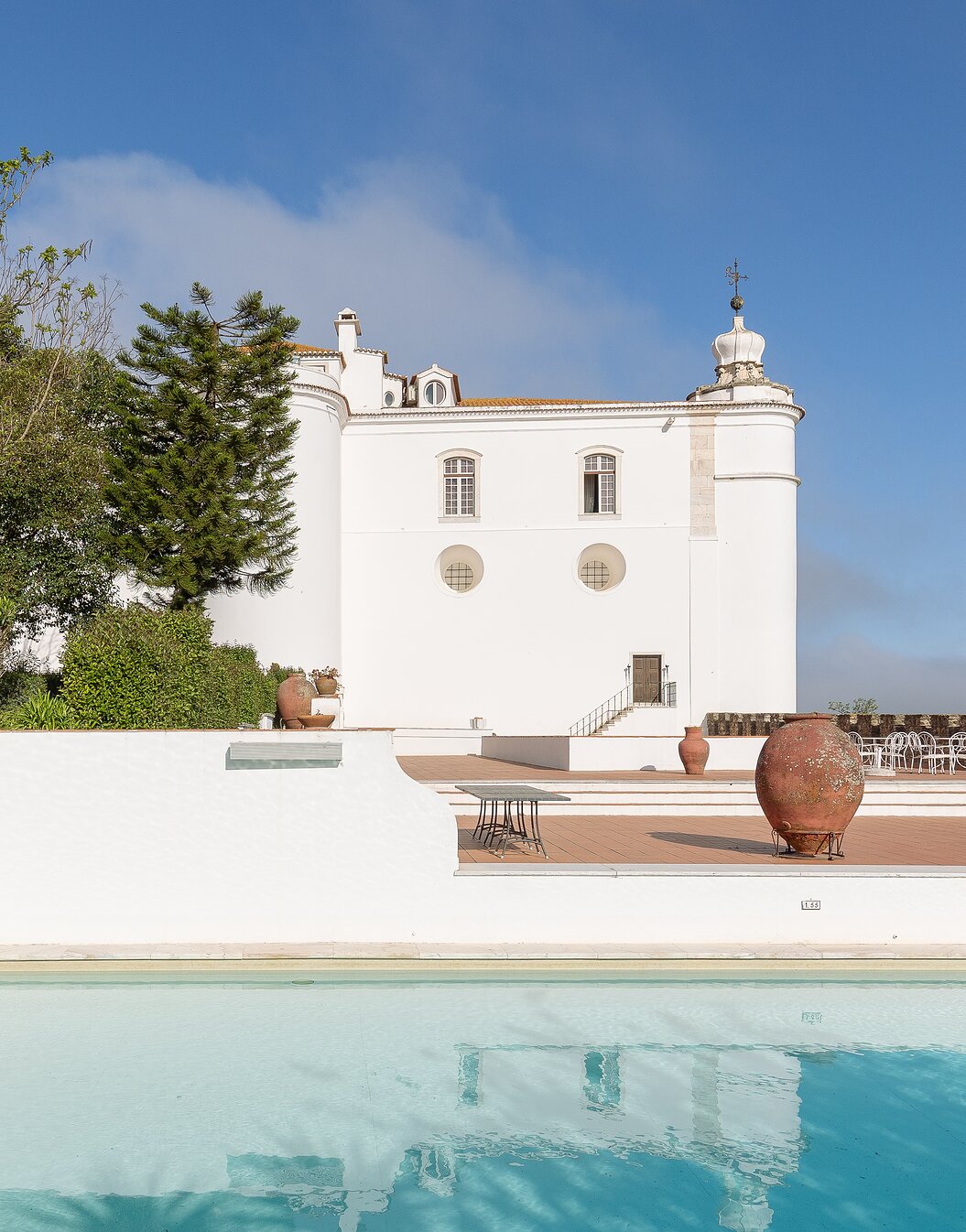 Vista exterior de Pousada Castelo Estremoz, un hotel en el centro histórico, con piscina y una muralla alrededor