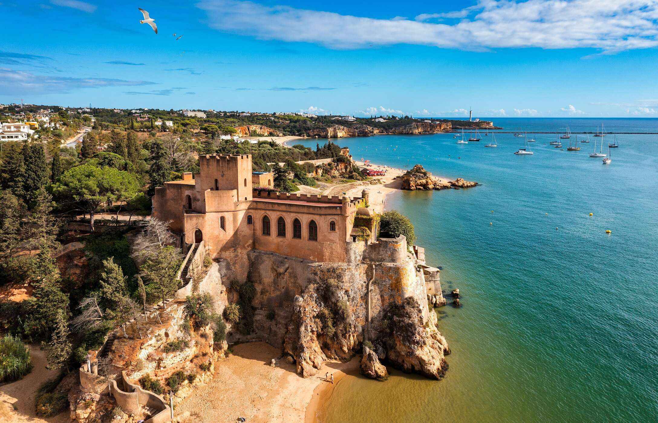 Vista aérea del Castillo de São João do Arade, en el Algarve, situado en un acantilado rocoso con vistas al mar