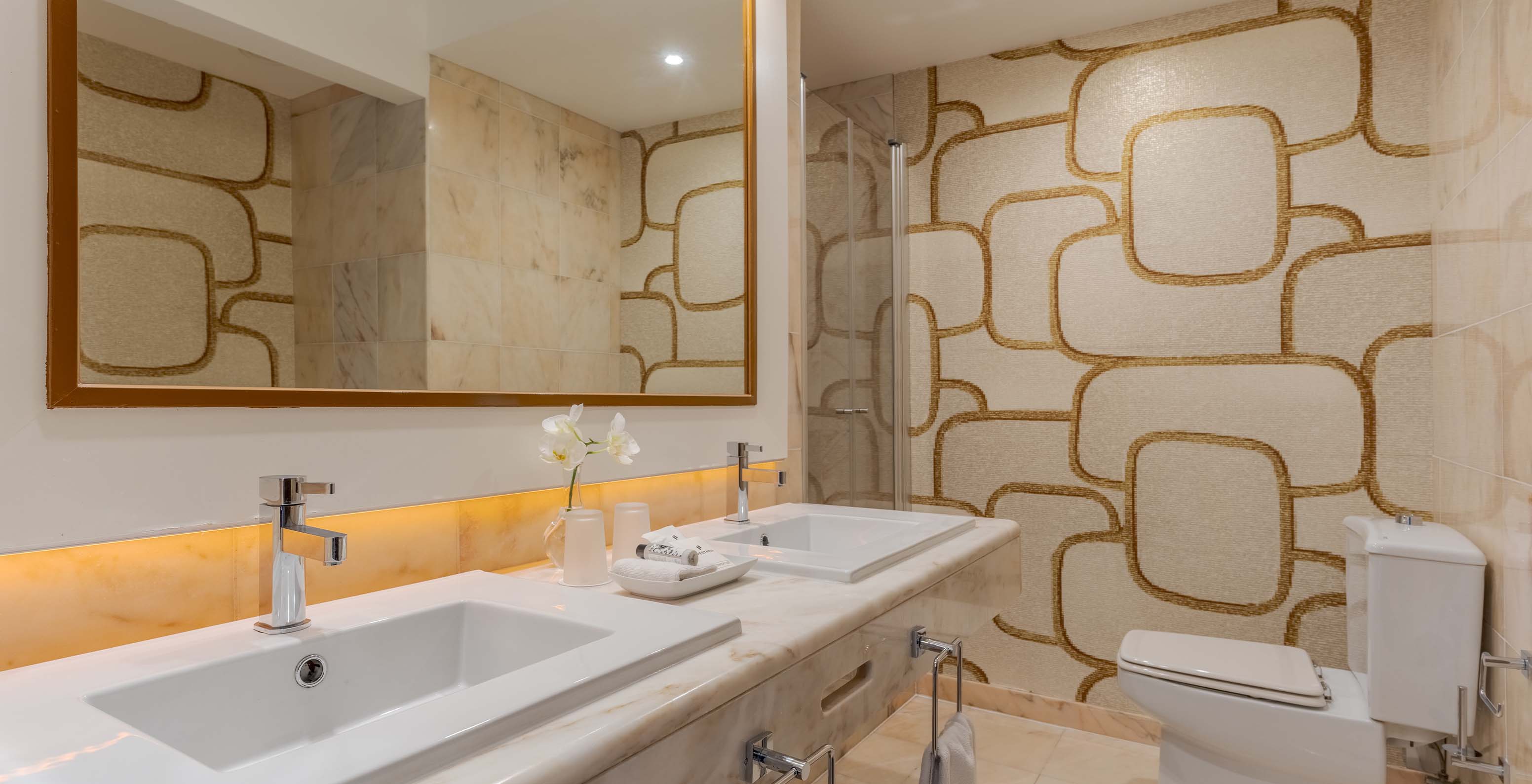 El Deluxe Vista Mar del Pestana Alvor Praia tiene baño de mármol con dos lavabos, espejo grande e inodoro