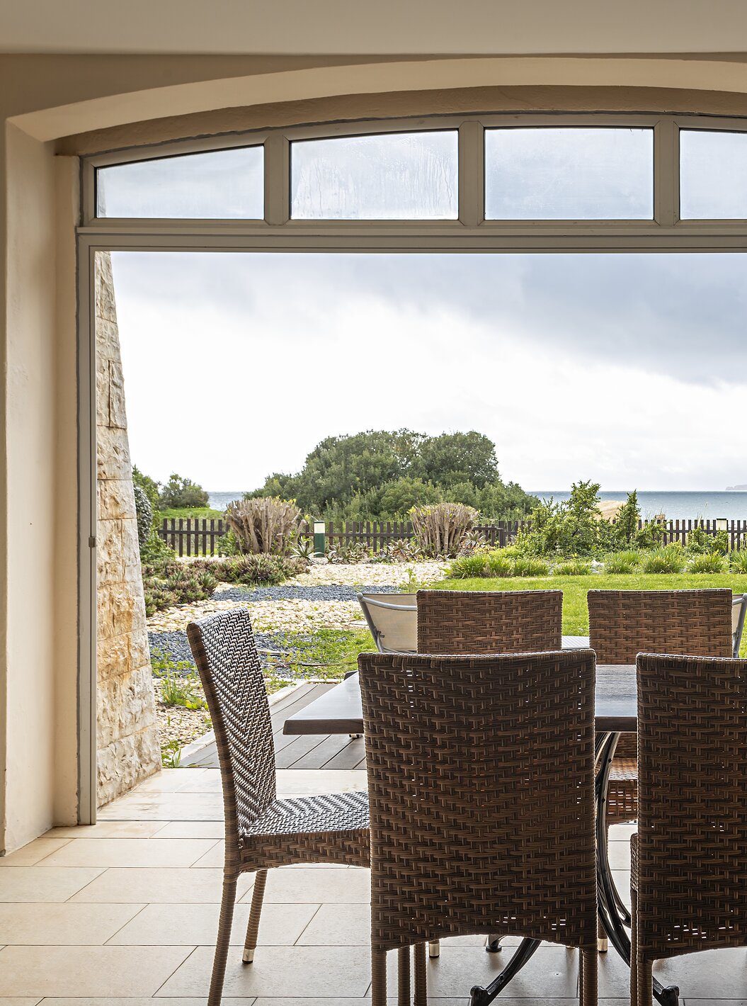 El Cliff Family en Pestana Alvor Praia tiene un porche con una mesa y sillas, y un jardín con vistas a la playa