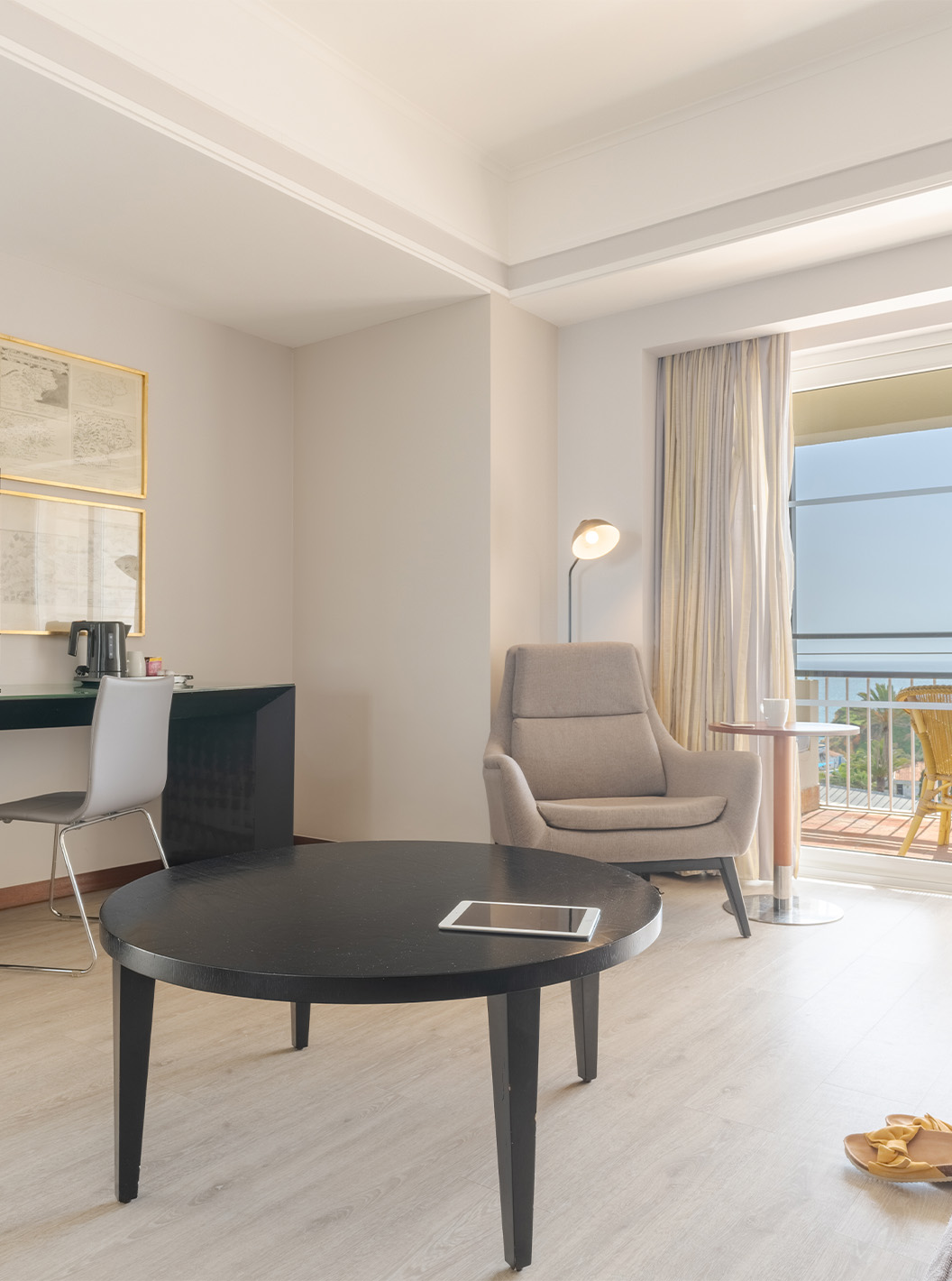 La Suite Vista Mar del Pestana Alvor Praia tiene sofá con mesa, escritorio con televisión y terraza con vista al mar