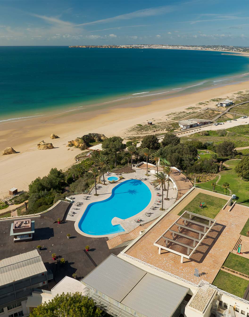 Vista superior de la piscina de Pestana Alvor Praia, con acceso directo a la playa de los Três Irmãos