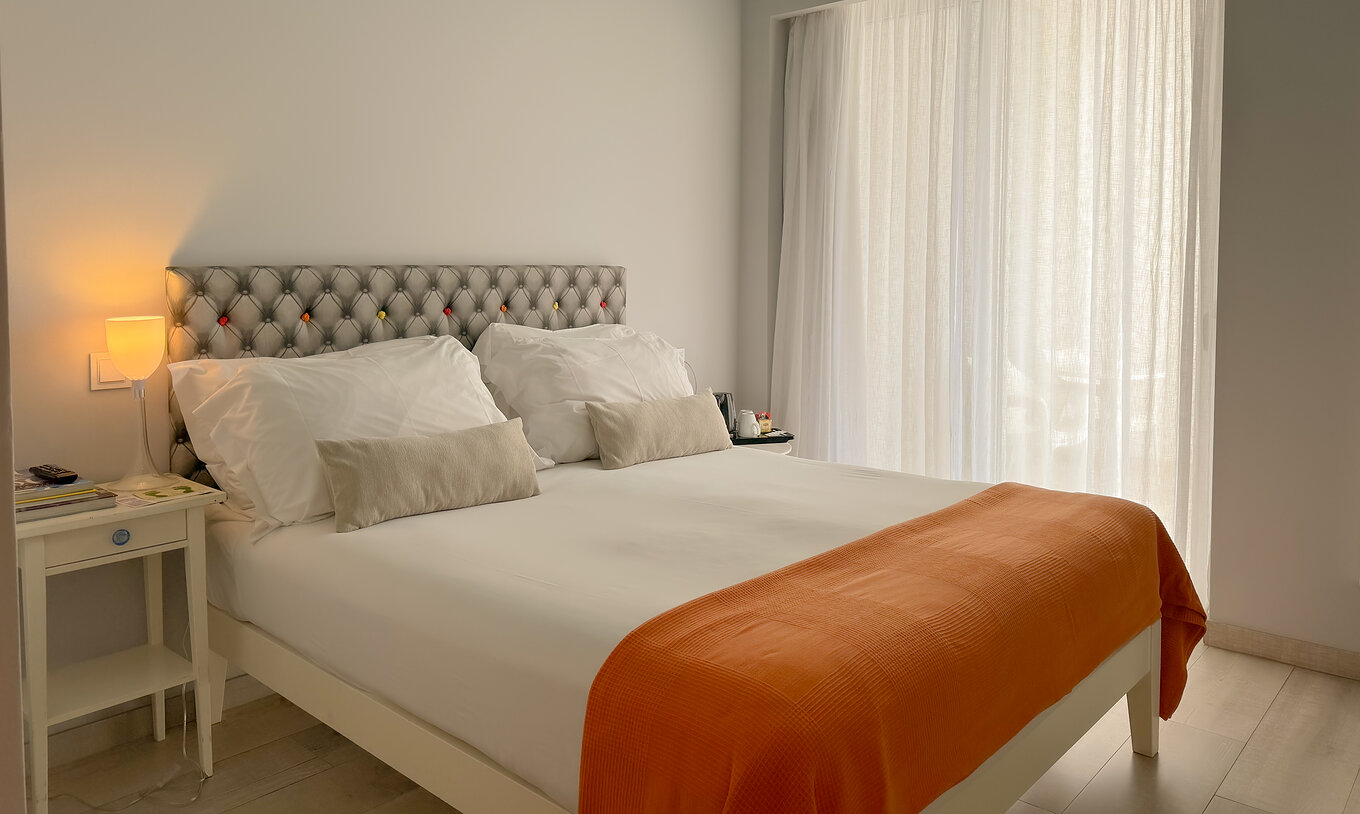 El Deluxe - Exclusivo Website del Pestana Alvor South Beach tiene cama matrimonial con terraza o balcón con vista al jardín