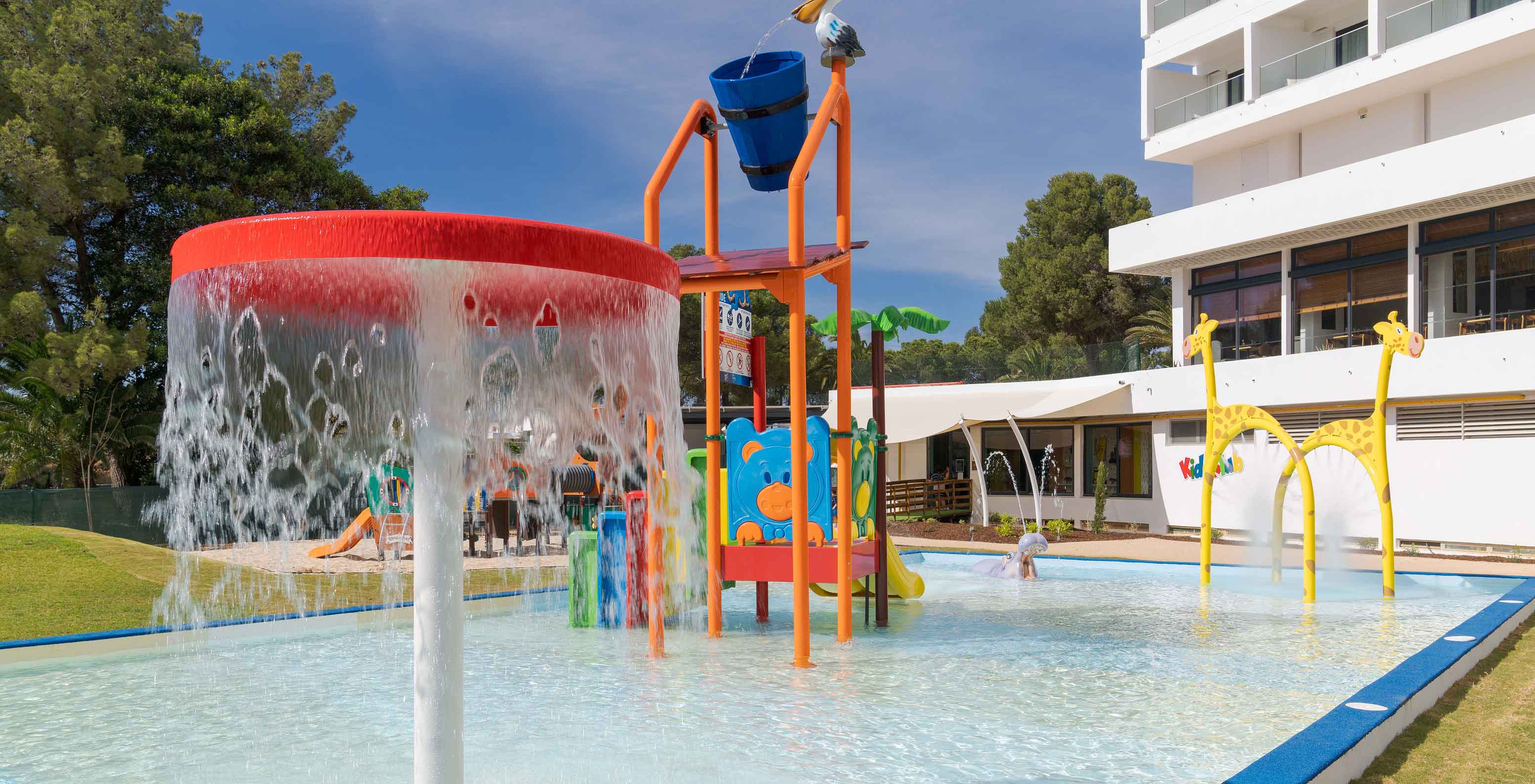 El Pestana Blue Alvor Beach, hotel de 5 estrellas con piscina y cerca de la playa, tiene una piscina infantil con toboganes.