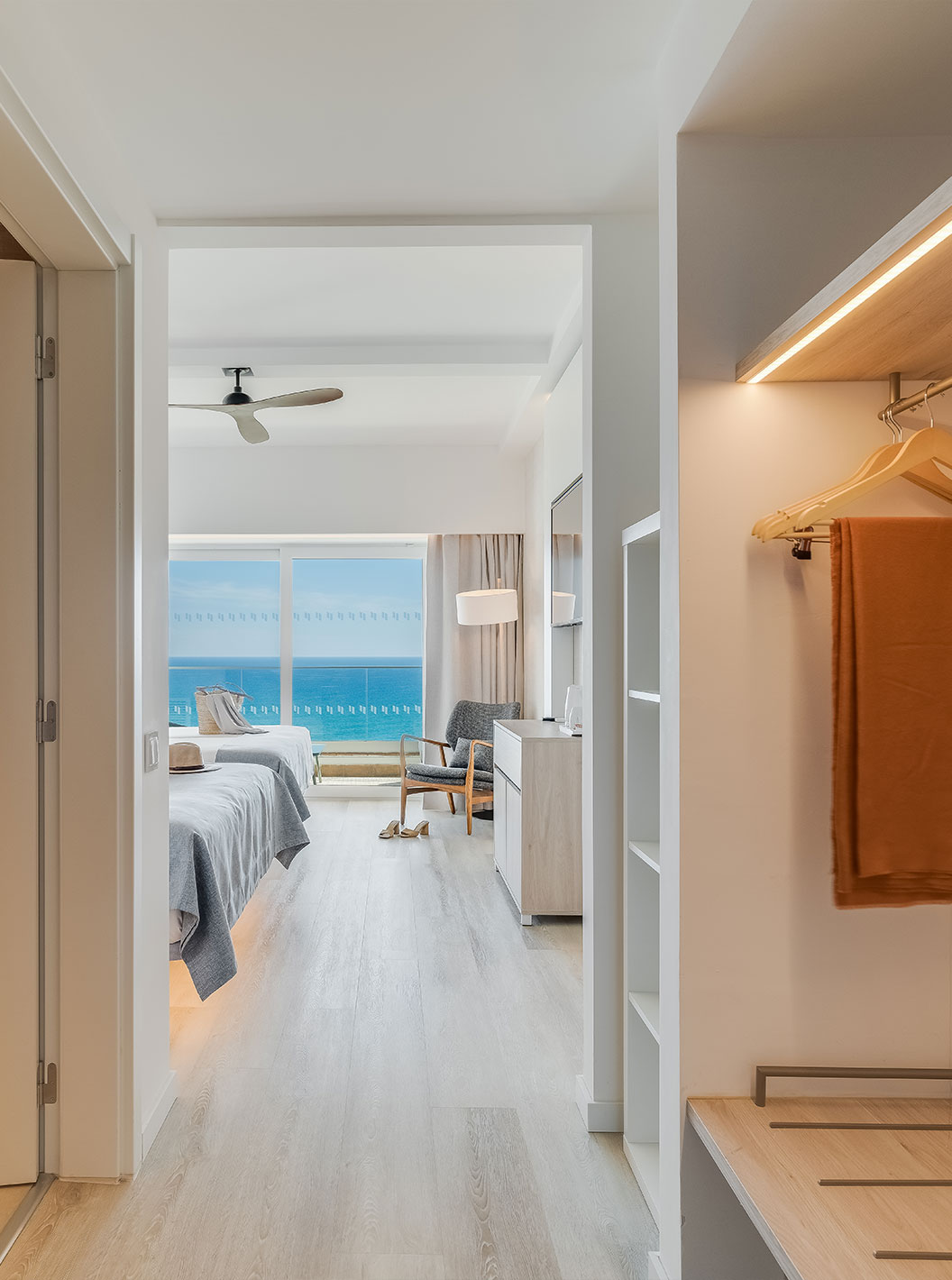 El Cuarto Familiar Superior Vista Mar del Pestana Blue Alvor Beach tiene pasillo con armario y espejo, y un balcón