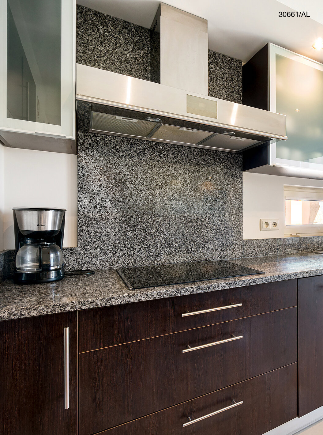 El apartamento Pestana Carvoeiro Golf T1 Superior tiene una cocina con gabinetes de madera oscura y encimera de granito