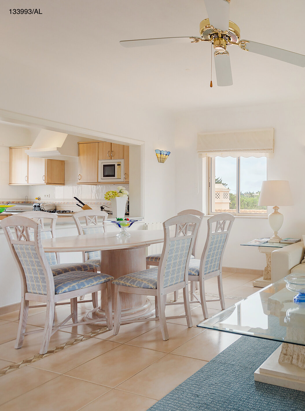 El apartamento Pestana Carvoeiro Golf T2 Superior tiene una sala de estar con sofá blanco, mesa de comedor y seis sillas