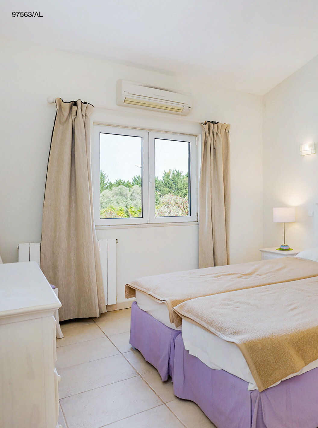 El apartamento Pestana Carvoeiro Golf T3 Superior tiene un dormitorio con dos camas individuales y una mesita de noche